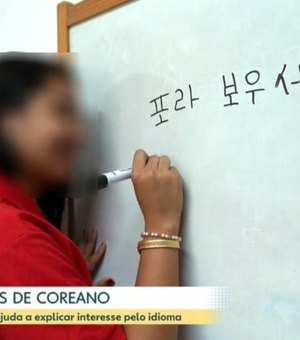 Aluna prega peça no Jornal Hoje e escreve 'Fora Bolsonaro' em coreano
