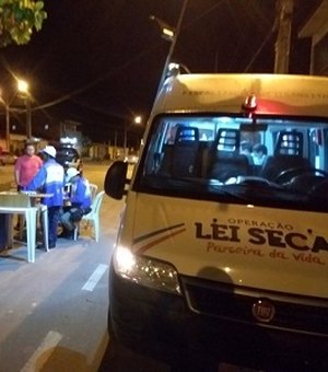 Operação Lei Seca prende dois motoristas por dirigirem alcoolizados, em Maceió
