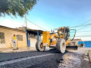 Prefeitura leva serviços de recapeamento asfáltico aos bairros Cacimbas e Baixão