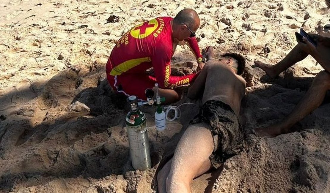 Bombeiros resgatam jovem vítima de afogamento na praia de Jacarecica