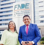 Sinteal aprova reajuste salarial de trabalhadores da Educação proposto por Júlio Cezar e Júlia Silva