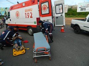 Mulher perde o controle de moto e provoca colisão traseira