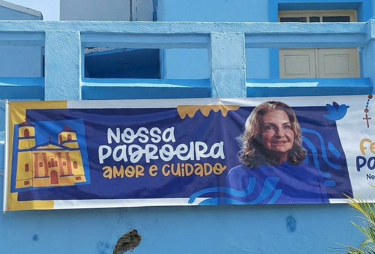 Banners com imagem da prefeita no entorno da igreja geram revolta às vésperas da festa da padroeira de Pilar
