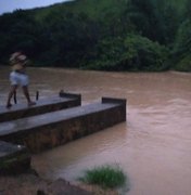 [Vídeo] Rio Jacuípe transborda e águas invadem ruas da cidade
