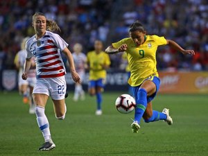 Seleção feminina sofre virada, goleada e perde título para os EUA
