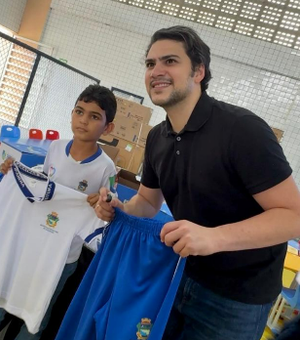 Eduardo Bulhões entrega kits escolares, fardamentos e equipamentos em mais um investimento na educação