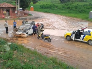 Carro cai em ribanceira no bairro Jardim Tropical em Arapiraca