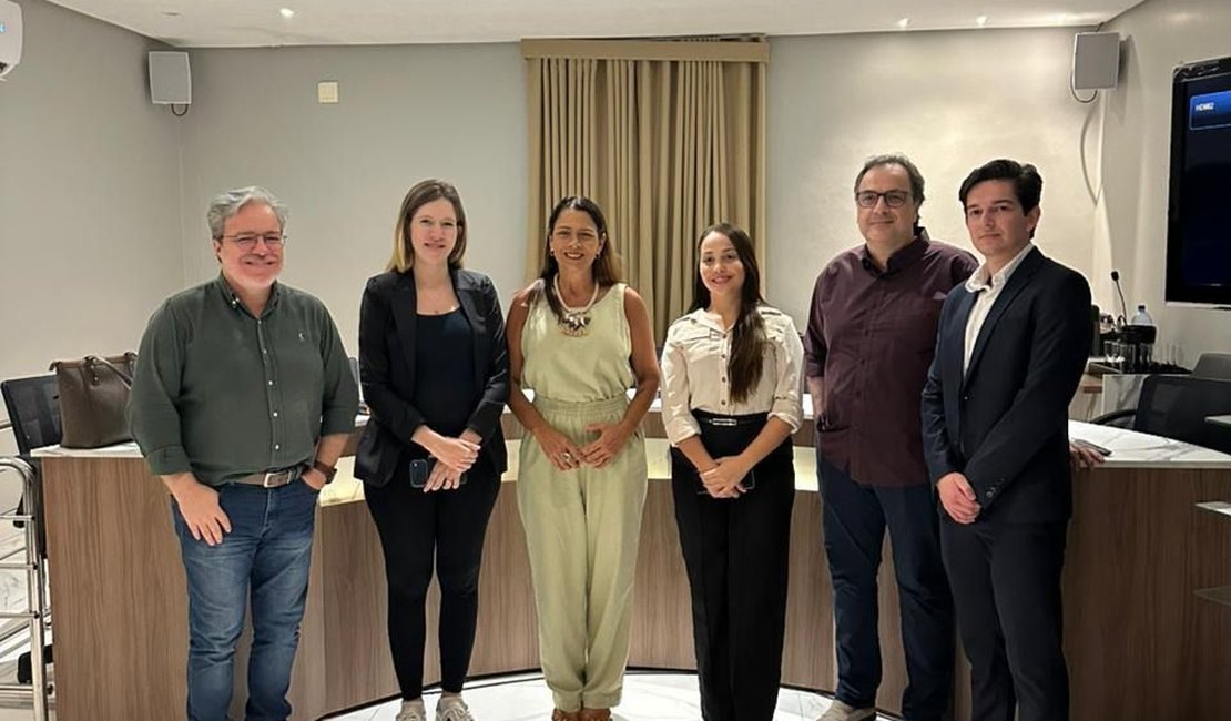 Cibele Moura participa de apresentação da Fecomércio-AL sobre uso de IA para fortalecer o comércio alagoano