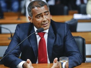 Romário é eleito presidente da CPI do Futebol