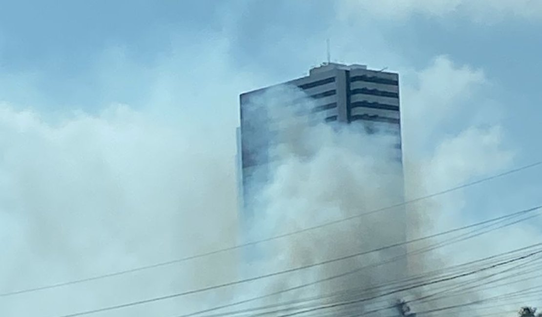 Incêndio em vegetação assusta população e fumaça encobre prédio, em Maceió