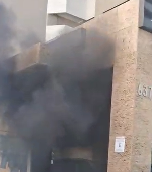 [Vídeo] Incêndio atinge loja de bijuterias e mobiliza bombeiros no bairro da Jatiúca