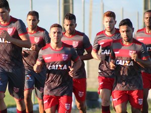 Técnico Roberto Fernandes e mais sete jogadores são regularizados pelo CRB