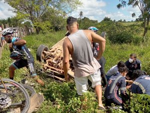 Condutor perde controle, capota e atropela ciclistas na AL-115, em Arapiraca