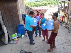 Famílias atingidas por enchente recebem da Casal garrafões de água potável