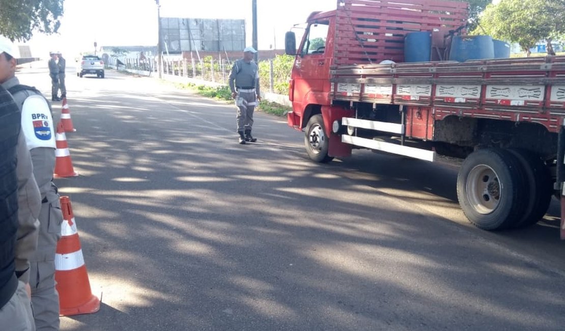 Operação aborda seis condutores inabilitados e três motociclistas sem capacete em Arapiraca