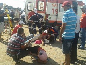 Veículo bate em motocicleta na AL-220, em Arapiraca