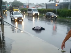 [Vídeo] Jovem é resgatado com vida após se jogar do elevado do Cepa, em Maceió