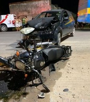 Colisão entre moto e carro deixa um ferido em Marechal Deodoro