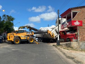 [Vídeo] Carreta desce ladeira e invade loja de material de construções em Coruripe