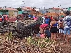 [Vídeo] Homem fica preso às ferragens após grave acidente em São Sebastião