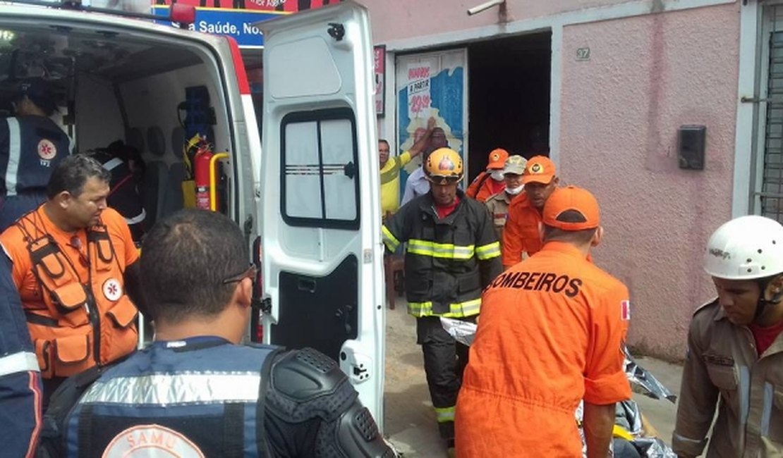 Homem leva choque de 13 mil volts ao tentar instalar internet em empresa