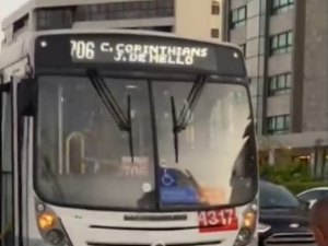 Acidente entre dois ônibus deixa trânsito lento na Ponta Verde, em Maceió