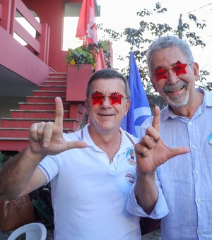 Medeiros x Paulão: deputado estadual aparece na convenção partidária de opositor em Delmiro Gouveia