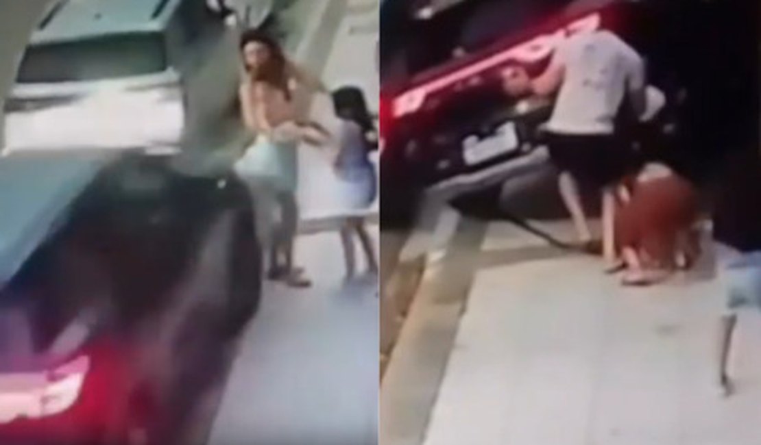 Condutora perde controle de carro e atinge mãe com criança no colo no Farol