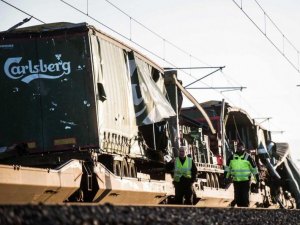 Acidente de trem em ponte da Dinamarca deixa pelo menos seis mortos