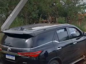 SW4 bate em poste após motorista perder controle na AL-115