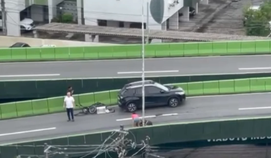 Motociclista fica ferido após colisão com carro no viaduto João Lyra, em Maceió