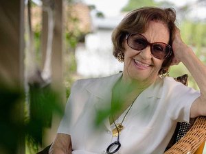 Aos 90 anos, Laura Cardoso renova contrato com a Globo