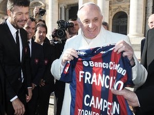 Clima da Copa até no Vaticano: Papa tira sarro de Bispo brasileiro