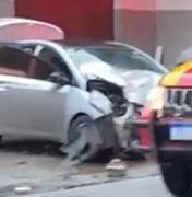 [Vídeo] Criança fica ferida após carro colidir com poste na Avenida Leste-Oeste