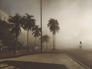 Névoa encobre orla do Rio de Janeiro