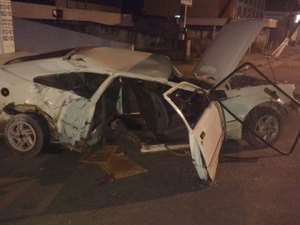 Motorista perde controle de veículo e derruba poste em Arapiraca