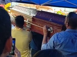 [Vídeo] Comoção no cortejo de caminhoneiro conhecido como Menino Banha em Arapiraca