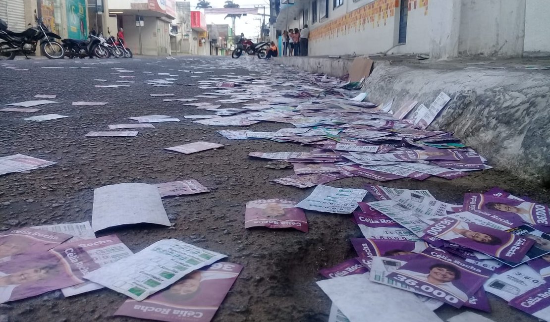 Ruas de Arapiraca amanhecem tomadas por lixo de campanha de candidatos