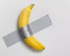 Visitante come banana de obra de arte avaliada em R$ 33 milhões em museu da França