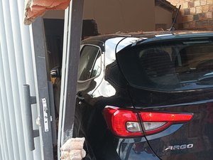 Mãe tenta ensinar filha a dirigir e carro acaba invadindo uma casa em Porto Calvo