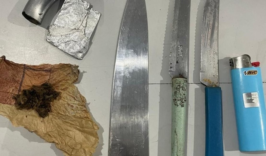 Guarda Municipal apreende armas brancas e drogas escondidas escola em Maceió