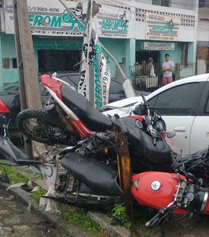 Carro colide contra poste e quatro motocicletas na BR-104 em Rio Largo