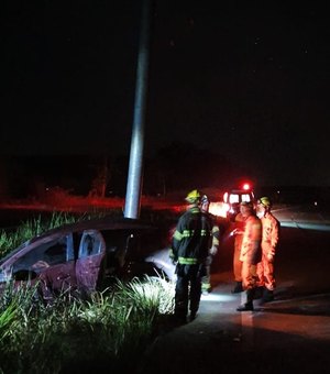 Bombeiros são acionados para capotamento na BR-104, em Messias