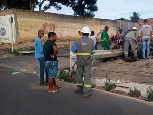 [Video] Caminhão carregado de areia derruba poste em Arapiraca