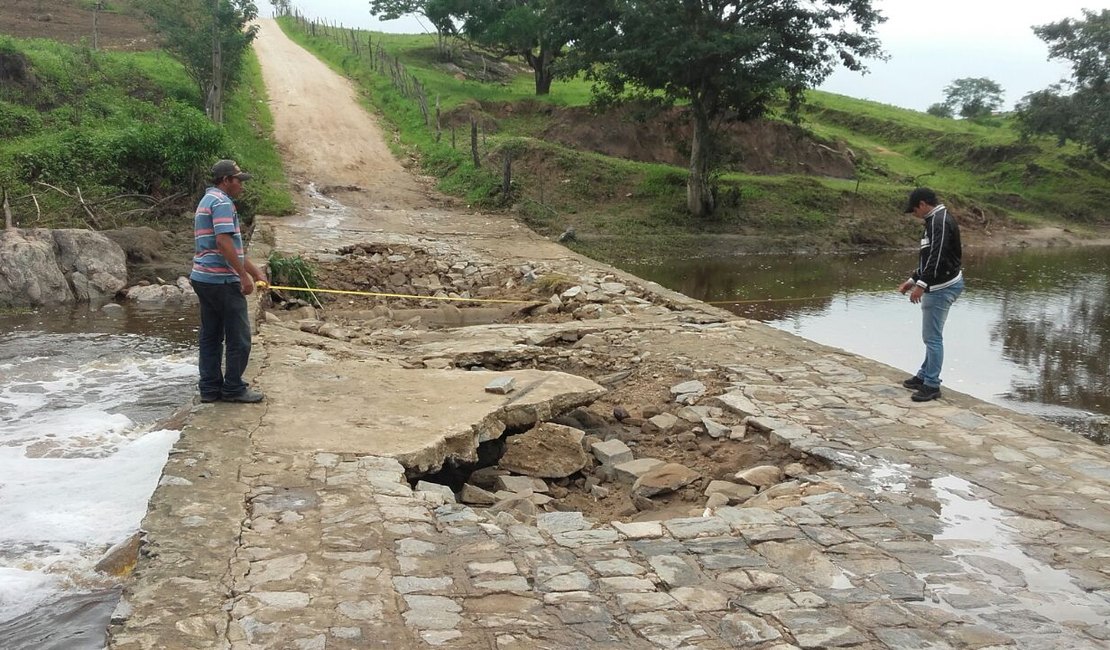 Prefeito Adelson monta força-tarefa para consertar os estragos causados pelas chuvas