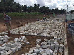 Prefeito visita obras de pavimentação no Povoado Oiti