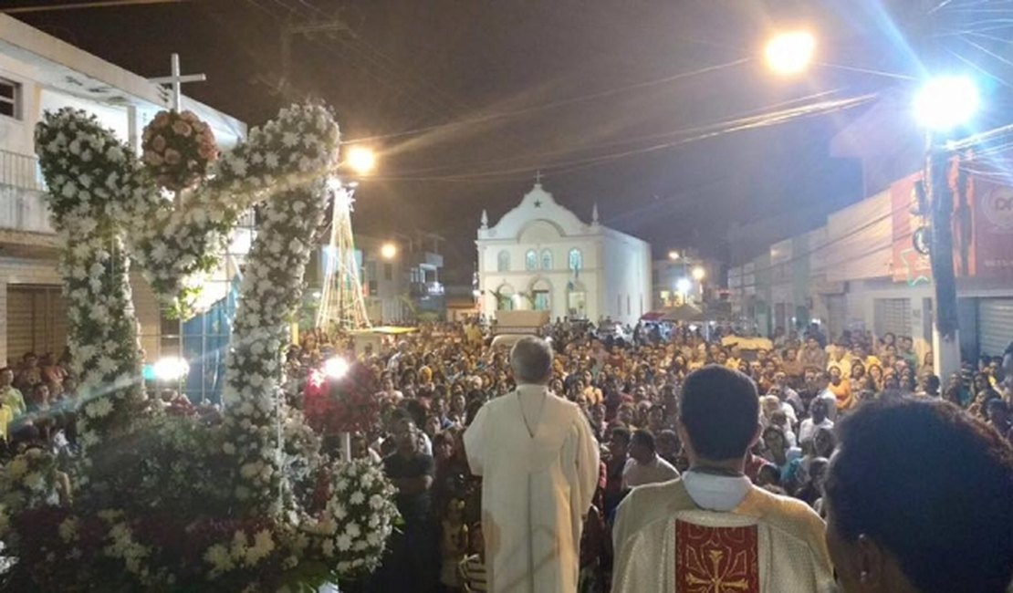 Procissão em homenagem à padroeira reúne milhares de fiéis