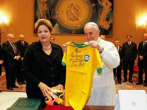 Dilma pede ao Papa Francisco que 'Deus não empurre a bola' na Copa