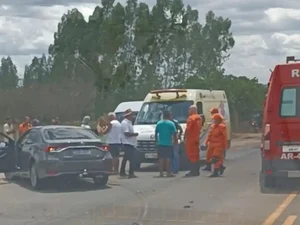 Casal é socorrido após se ferir em colisão entre carro e van na divisa entre Palmeira dos Índios e Igaci