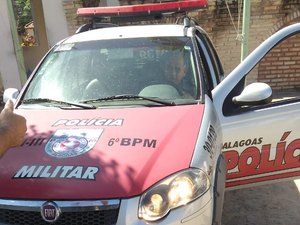 Homem é preso com drogas e arma dentro de casa na Santa Lúcia